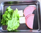 ハムとクリームチーズのバジルサンド作り方1写真