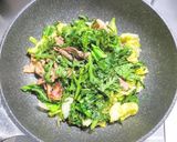 豚こま肉と春菊のピリカラ醤油炒め作り方5写真
