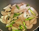 簡単・新玉ねぎとアスパラガスの焼きうどん作り方2写真