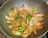 簡単・新玉ねぎとアスパラガスの焼きうどん作り方3写真