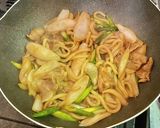 簡単・新玉ねぎとアスパラガスの焼きうどん作り方4写真
