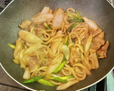 簡単・新玉ねぎとアスパラガスの焼きうどん作り方4写真