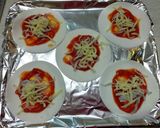 米粉の餃子皮で作るミニピザ作り方3写真
