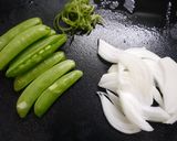 簡単！スナップエンドウと新玉葱のお味噌汁作り方1写真