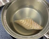 [保育園離乳食] 煮魚(白身魚)中期食作り方1写真