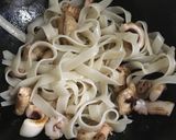 クア・ガイ(米粉太麺醤油焼きそば)作り方5写真