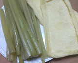 フキと油揚げの炒め煮作り方1写真
