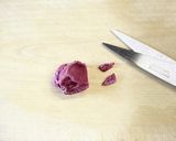 混ぜおにぎり用の梅干しをハサミで小さく！作り方2写真