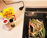 鮭と魚肉ソーセージとインゲン炒め弁当作り方1写真