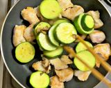 鶏むね肉とズッキーニの味噌炒め作り方5写真