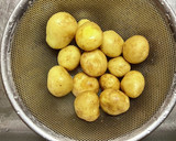 豚肉と新じゃがと新玉ねぎのめんつゆ煮作り方1写真