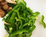 簡単お弁当！ピーマンとしめじのごま塩炒め作り方1写真