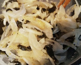 ◆新玉ねぎとワカメのごま風味酢のもの◆作り方4写真