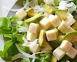 カット絹豆腐と新玉、アボカドのサラダ♪作り方3写真