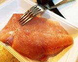簡単　しっとりジューシー本格鶏ハム作り方1写真
