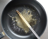 材料2つ☆豚こまと新玉葱の簡単旨塩炒め。作り方2写真
