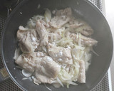 材料2つ☆豚こまと新玉葱の簡単旨塩炒め。作り方6写真