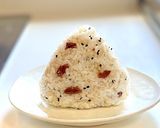 もち麦で梅子と黒胡麻おにぎり作り方6写真