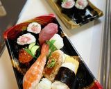 スーパーのお寿司をお皿に盛り付ける。作り方1写真