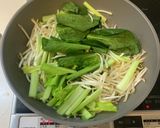小松菜とホルモンのキムチ炒め作り方4写真