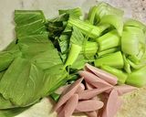青梗菜と魚肉ソーセージのバター醤油炒め作り方1写真