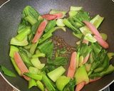 青梗菜と魚肉ソーセージのバター醤油炒め作り方3写真