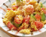 トマトとアボカドの白味噌炒り卵作り方4写真