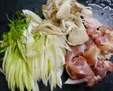 簡単！具だくさんお味噌汁　鶏ネギ作り方1写真