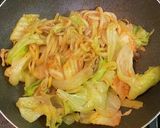 豚バラ肉とレタスとキムチの焼きうどん作り方4写真