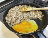 まな板いらず！挽肉と高菜のチャーハン作り方4写真