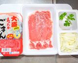 超簡単なポークチャップ丼作り方1写真