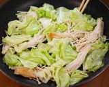 鶏とキャベツとえのきのガリバタぽん酢炒め作り方4写真