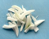白だしで作る｜玉ねぎ＆舞茸のスープ作り方1写真