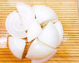 玉ねぎと卵とウインナーのカレー風味炒め作り方1写真