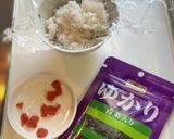 ゆかりとカリカリ梅（うめこ）のおにぎり作り方1写真