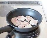 簡単美味しい【豚ばらの甘辛サテトム焼き】作り方3写真