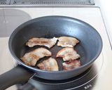 簡単美味しい【豚ばらの甘辛サテトム焼き】作り方4写真