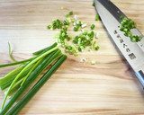 基本のきのこと玉ねぎ、わかめのお味噌汁作り方4写真