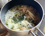 基本のきのこと玉ねぎ、わかめのお味噌汁作り方6写真