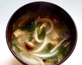 基本のきのこと玉ねぎ、わかめのお味噌汁作り方8写真