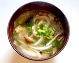 基本のきのこと玉ねぎ、わかめのお味噌汁作り方9写真