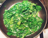 目玉焼き風☆ほうれん草とチーズの蒸し焼き作り方1写真