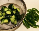胡瓜と茄子とピーマンと鶏肉の炒め物作り方1写真