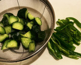 胡瓜と茄子とピーマンと鶏肉の炒め物作り方1写真