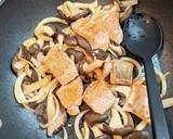 魚ときのこのバターしょう油炒め作り方4写真