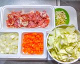 豚こま肉とキャベツと人参の中華みそ炒め作り方1写真