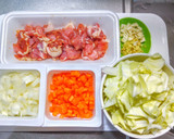 豚こま肉とキャベツと人参の中華みそ炒め作り方1写真