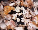 ワインに合う♪鶏肉と舞茸のアヒージョ作り方2写真