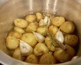 新じゃが(ころ芋)とにんにくのハーブ揚げ作り方3写真