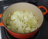 牛乳消費！鶏肉とたまねぎの牛乳スープ作り方3写真